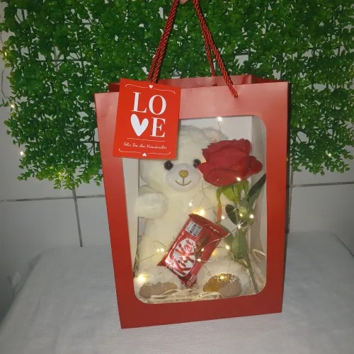 Urso de Pelúcia Com Rosa Vermelha e Chocolates.