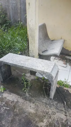 Bancos de cimento são 4 e uma mesa( TENHO OUTRAS COISAS TAMBEM )