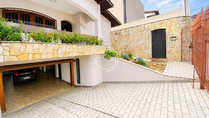 Casa Térrea à venda 310m² , 4 quartos, 5 banheiros, garagem coberta 3 carros.