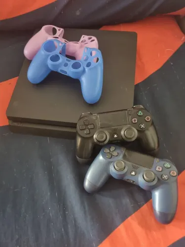 Playstation 4 Slim 1TB + 2 Controles