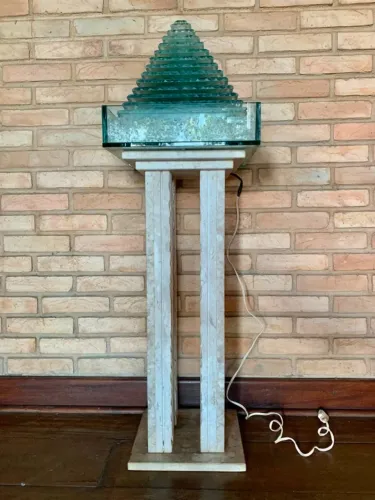 Pirâmide de vidro decorativa com fonte luminosa