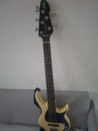 Baixo 5 cordas Peavey Milestone Modificado