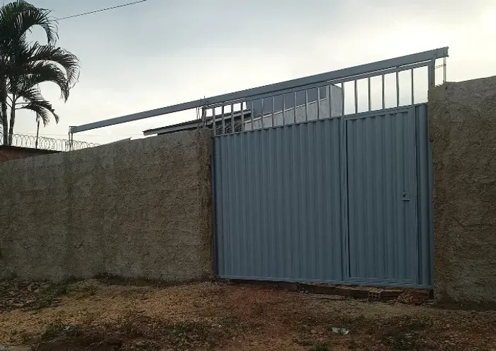 Ágio de lote murado, c / portão , uma construção e cerca elétrica de um lado. Aceito carro