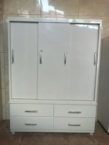 Guarda Roupas em bloco de madeira com 3 portas de correr