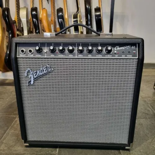 Amplificador Fender Champion 40 com efeitos e simulador de ampli (Musicalvo)
