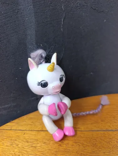 Fingerlings Unicórnio Branco - Gigi da Candide. Emite sons e gestos pisca os olhos!