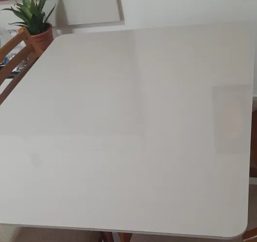 Mesa de madeira com tampão vidro - 4 cadeiras.