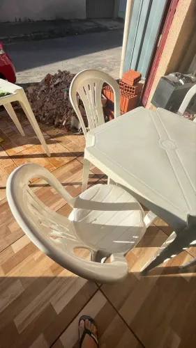 Jogo de cadeira e mesa de plástico