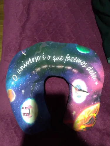 Almofada de pescoço temática para viagem.