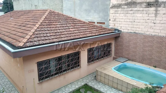 Casa com Piscina à venda com 3 dormitórios, 1 suíte 400 m² terreno e 4 vagas cobertas.