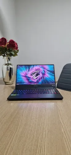 Notebook Gigabyte Aero i7 16Gb 512Gb SSD NVMe RTX 2070 8Gb 144Hz FHD Teclado RGB (Garantia