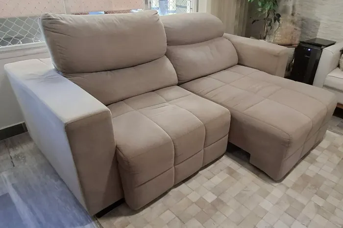 SOFÁ RETRÁTIL E RECLINÁVEL 2 LUGARES - SUEDE BEGE CLARO (FENDI)