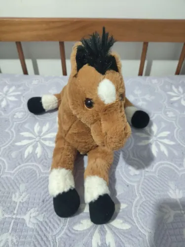Pelúcia de cavalo marrom fofo