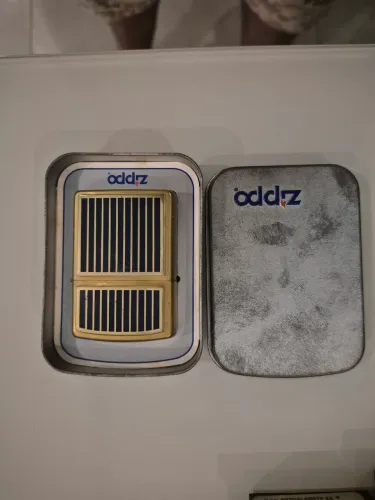 Isqueiro Zippo Vintage - Modelo Raro em Latão com Listras Azuis e Caixa Original "oddz"