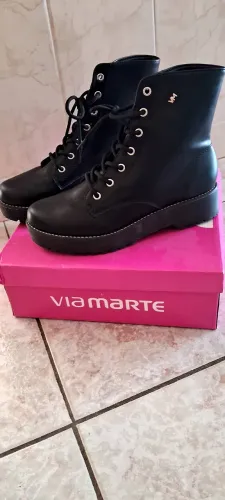 Bota coturno sem uso. Tamanho 38.