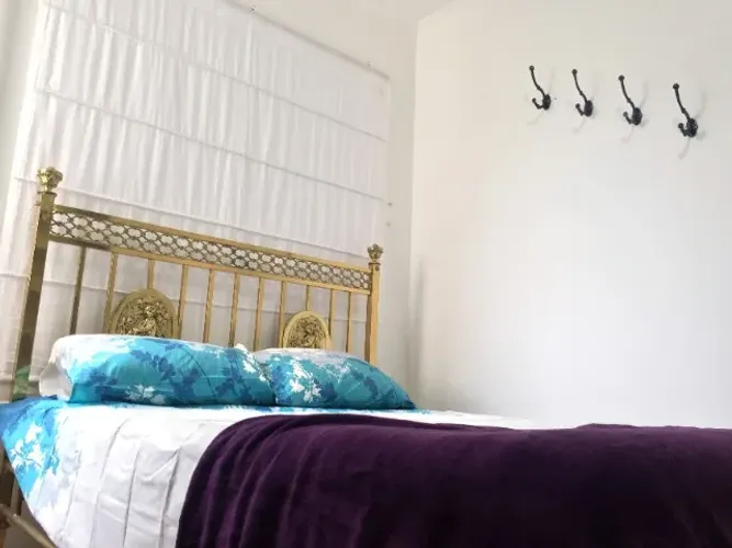 Cama de latão dourado com temática de anjos