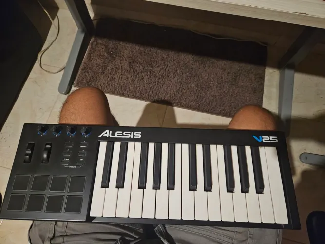 teclado midi alesis V25 