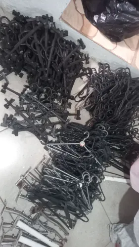 Cabides de bermudas e camisas