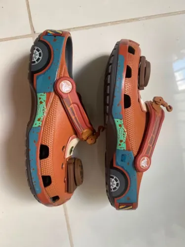 Crocs carros infantil
