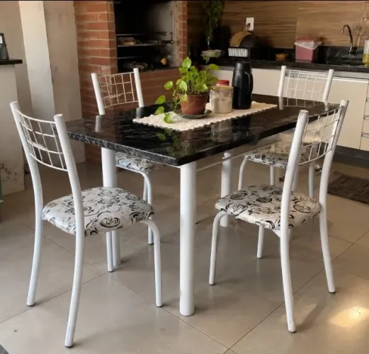 Mesa de Cozinha Com 4 Cadeiras (Entrega Rápida Produto Novo)