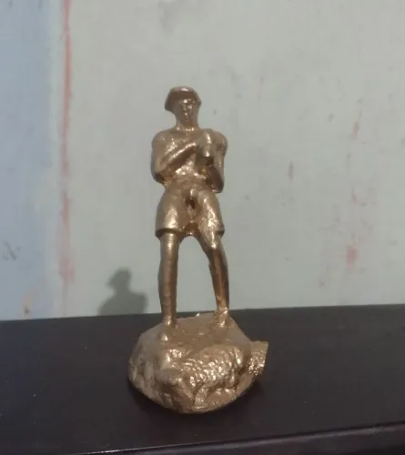 Estatueta de lutador de boxe esquivando