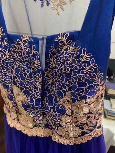 Vestilo de tule azul e dourado PP