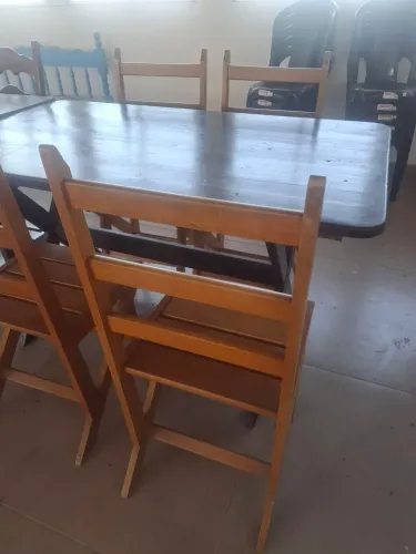 Vendo mesa de madeira com 4 cadeiras parcelo no cartao