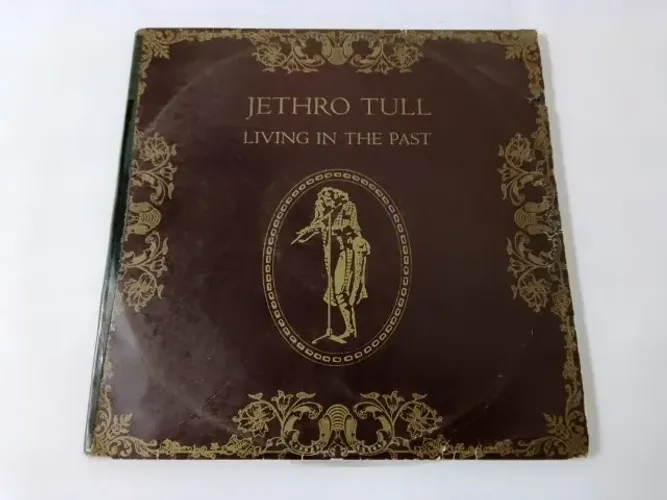 Álbum Jethro Tull - Linving in the Past 