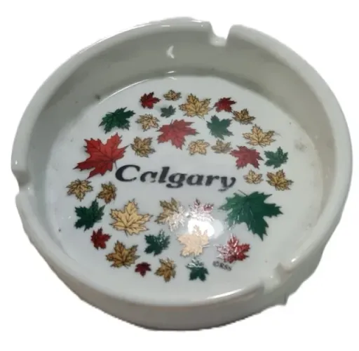 Cinzeiro de cerâmica vintage, provavelmente uma lembrança da cidade de Calgary, no Canadá.