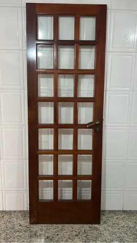 Porta de ipê quadriculada com vidro 