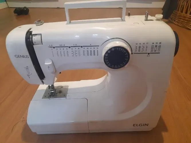 Máquina de Costura Elgin Genius JX-4000 Portátil 14 Pontos 127V - Branca - Bom Estado