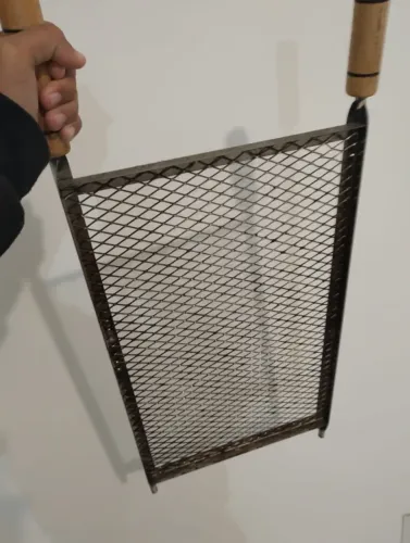 Grelha aramada plana para churrasco com cabo de madeira