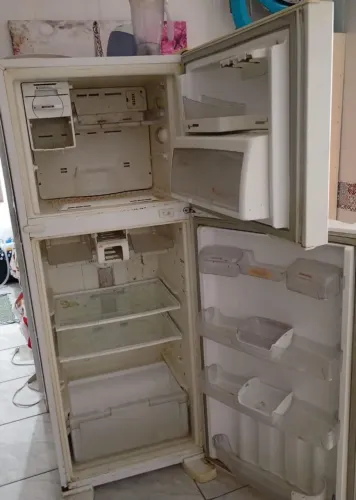 VENDE-SE GELADEIRA GELA POREM NÃO CONGELA