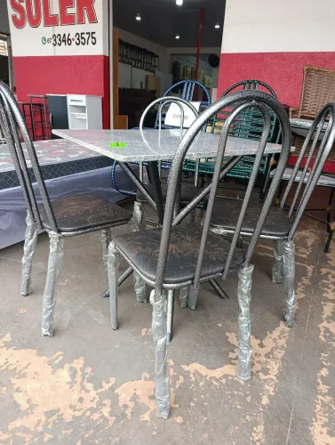 Mesa Quadrada com 4 cadeiras