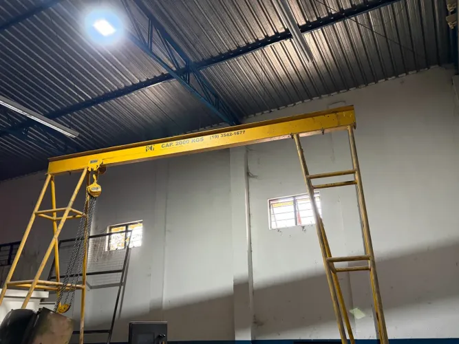 Pórtico com talha capacidade de 2000 KG