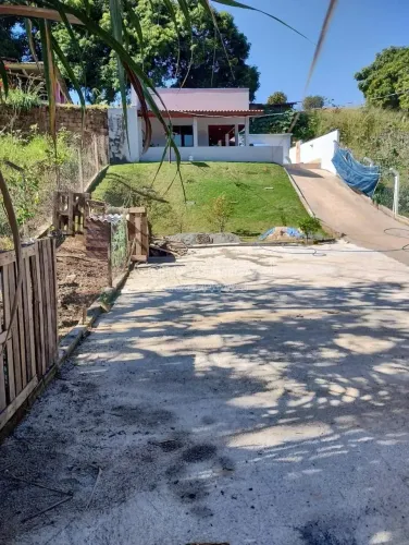 Chácara com casa e piscina, 2 dormitórios em terreno de 500m² em Jaguariúna, SP - local co