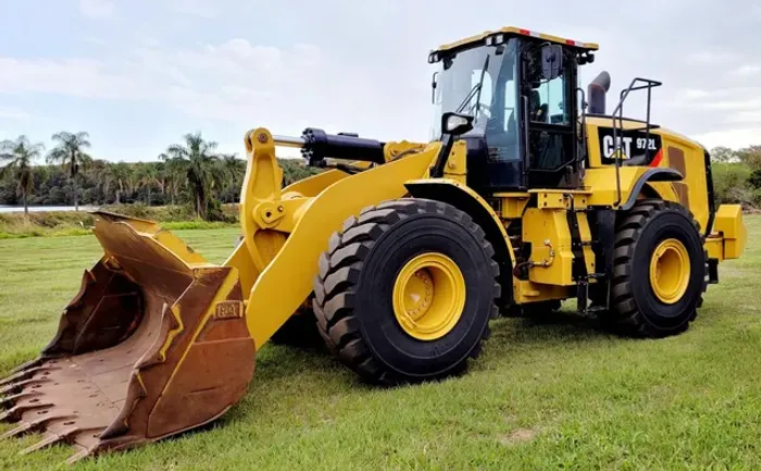 Pá Carregadeira Caterpillar 972L ano 2018 com 6100 horas, em SP