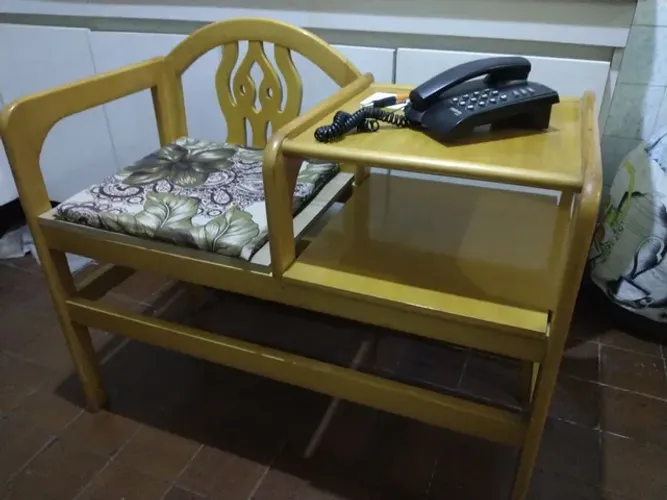 Mesa de telefone antiga