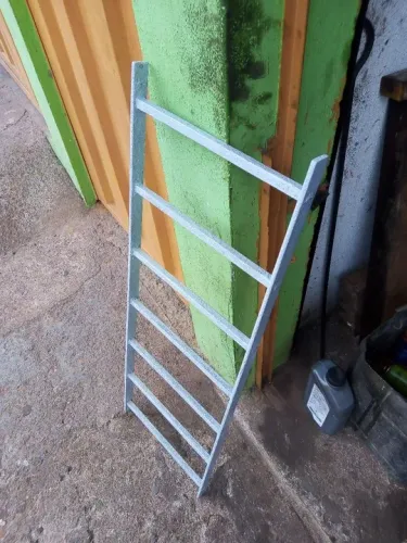 Grade pequena de aço maciço