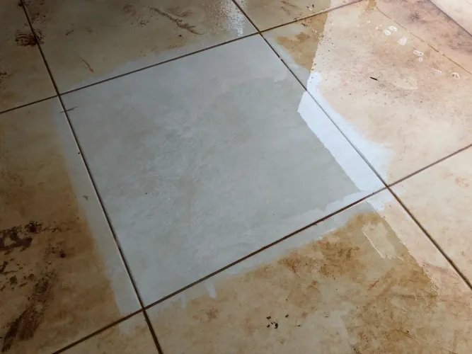 Limpa cerâmicas e porcelanato de alto brilho Remofluor