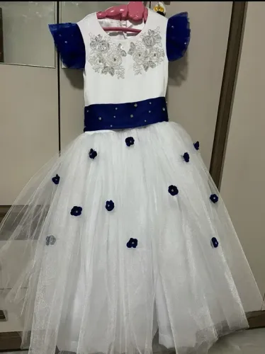Vestido de festa infantil branco com detalhes azuis