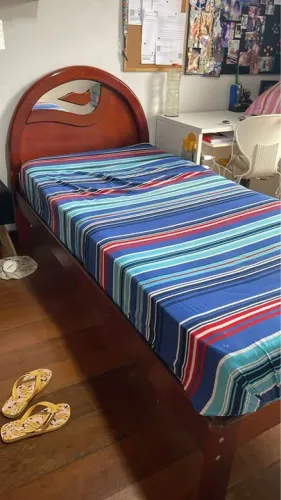 Cama solteiro de madeira com espelho na cabeceira