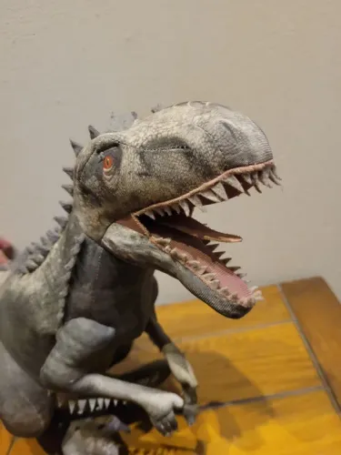 Pelúcia Indominus Rex da Universal Studios