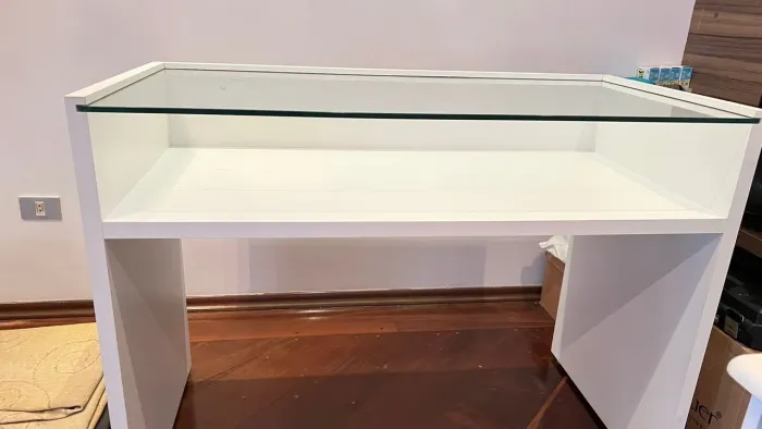 Aparador de madeira com vidro