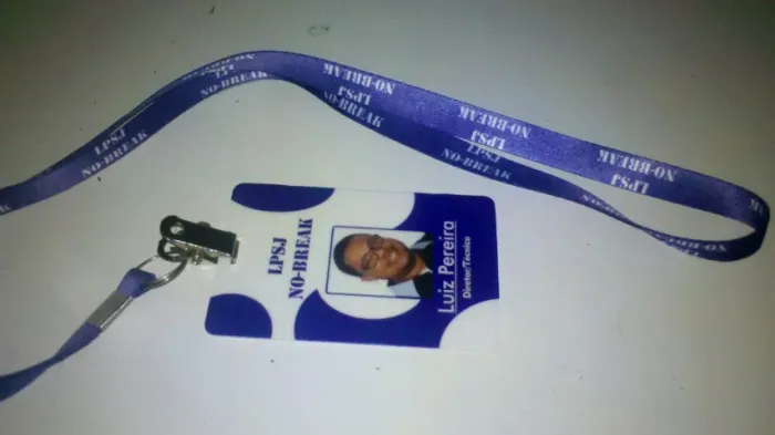 Crachá com cordão personalizado