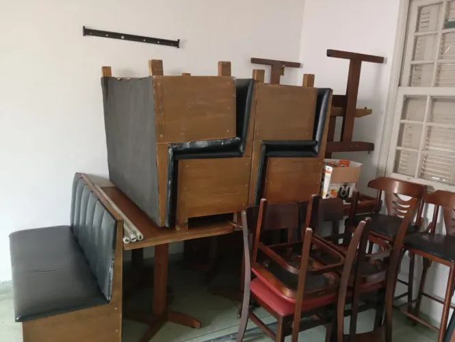 Conjunto de cadeiras e bancos de madeira