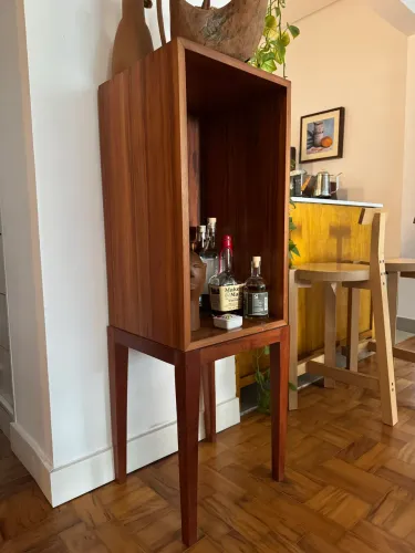 Móvel bar em madeira maciça 