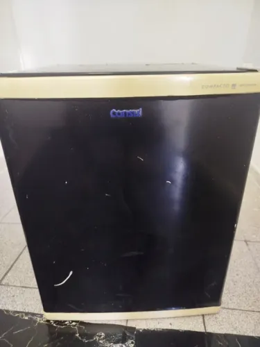 Frigobar Consul 76 Litros Compacto Branco CRC08CBBNA 110V Com adesivo preto funcionando