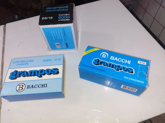 Vendo 3 caixas de grampos contém 15 mil unidades 