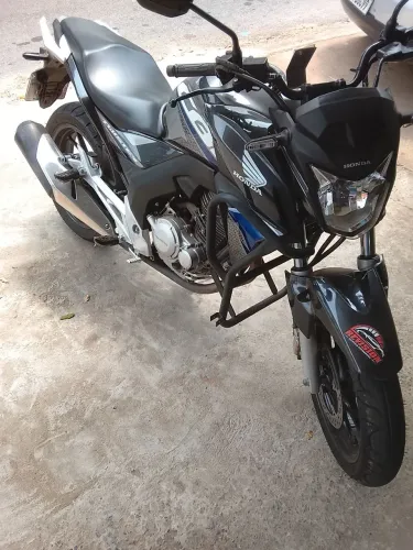 Moto em bom estado ,sem multas , pneus novos e IPVa 2025 pago . Contato *